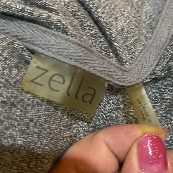 Zella Gray Ruched Back Long Sleeve Hoodie🤍🖤🤍 - Picture 4 of 13